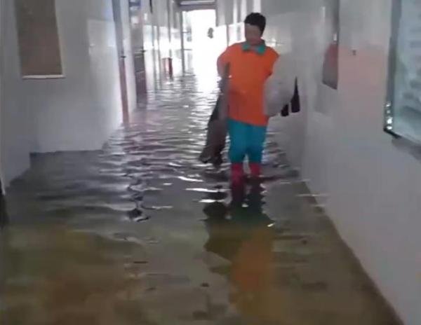 暴雨袭击！湖北潜江医院针灸室、病房全都被水淹了！