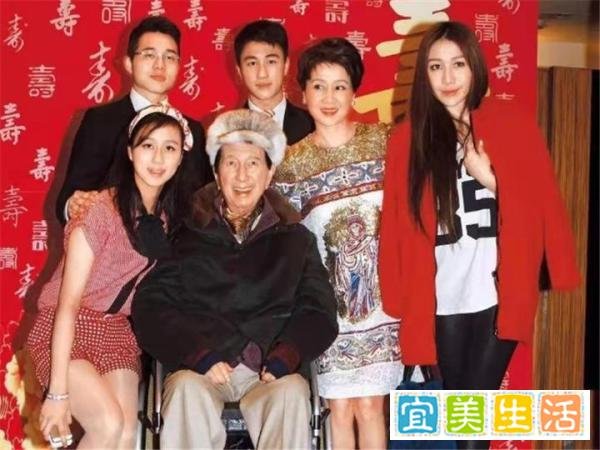 何猷君为赌王小女儿报喜，原来是考上清华研究生了，有钱还貌美