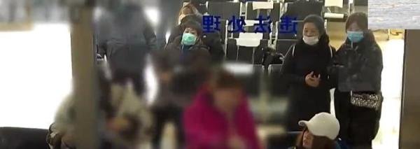 女子大闹交管所辱骂民警，叫嚣北京8套房，假离婚买别墅，气死你