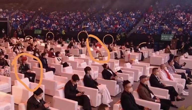 微博电影之夜内场王俊凯李冰冰握手互动,现场座位的排序是有讲究的吗?