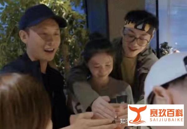 21岁谋女郎庆生,37岁已婚朱亚文身后环抱,为蜡烛挡风姿势引争议