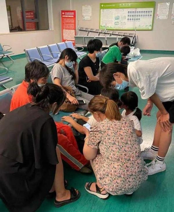 电瓶车行驶中爆燃 烧伤女孩病危