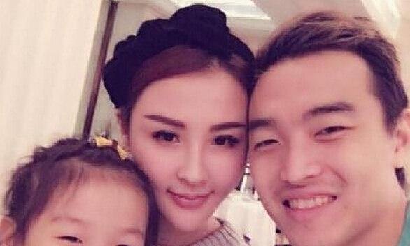 冯潇霆妻子背景深厚，身份更是十分显赫，从小就有足球梦