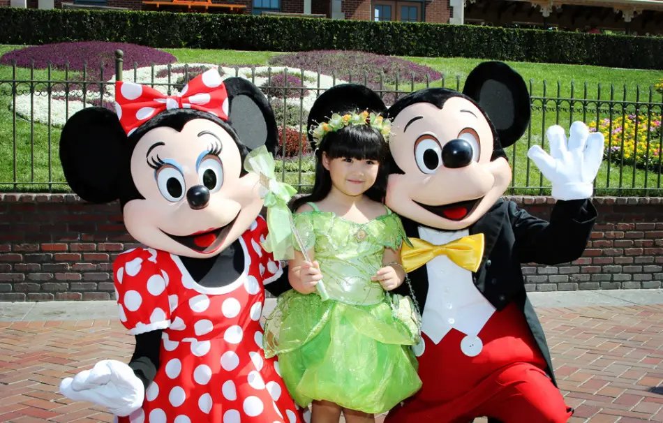 王岳伦晒女儿迪士尼游玩照，王诗龄现在出落得怎么样了？