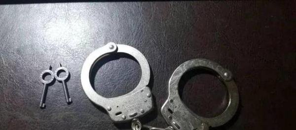 深圳地铁站2男子抽皮带抡头盔互殴