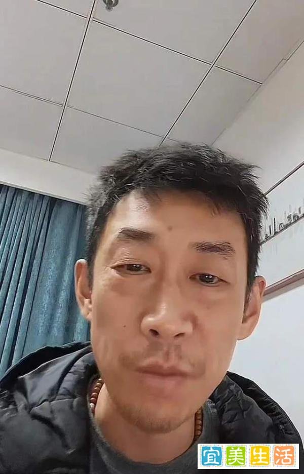 《狂飙》疯驴子走红后，与粉丝亲切合照，角色与实际年龄相差太远