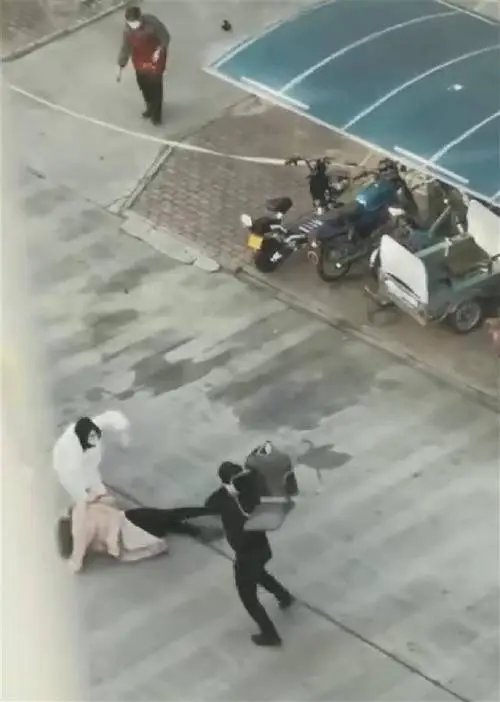 新乡一楼长小区里抡椅子殴打女业主，施暴者会受到什么处罚？