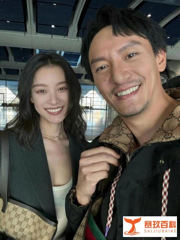 张震倪妮机场相遇自拍留念，状态却迥然不同！