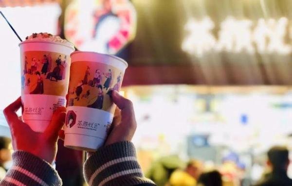 “茶颜悦色凭什么这么火？”一火就八年了