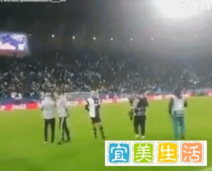意超杯失利后被球迷喊“梅西”，C罗做出抓下体手势回应