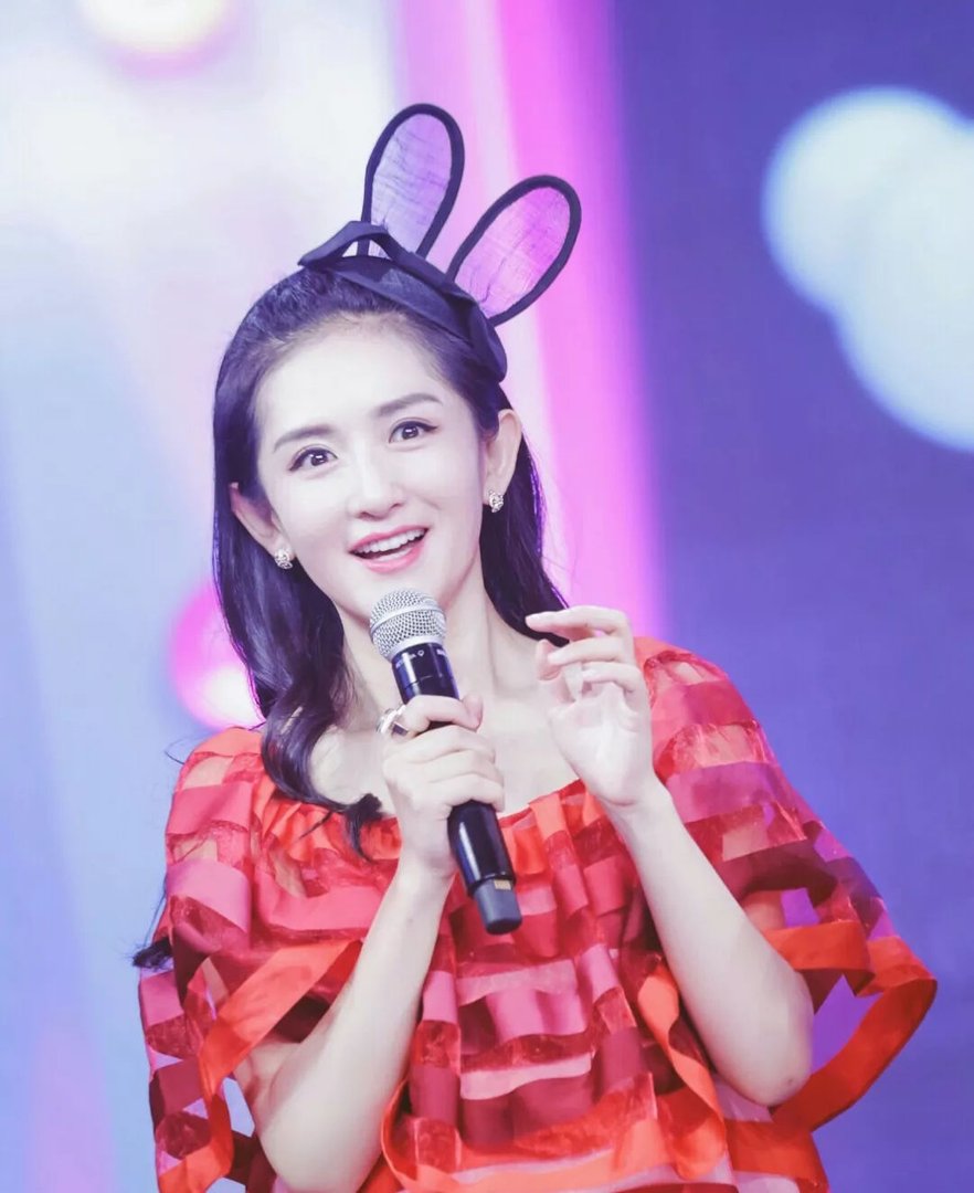 谢娜产后复出，直播首秀感谢赵丽颖，她们此前有过哪些交集？