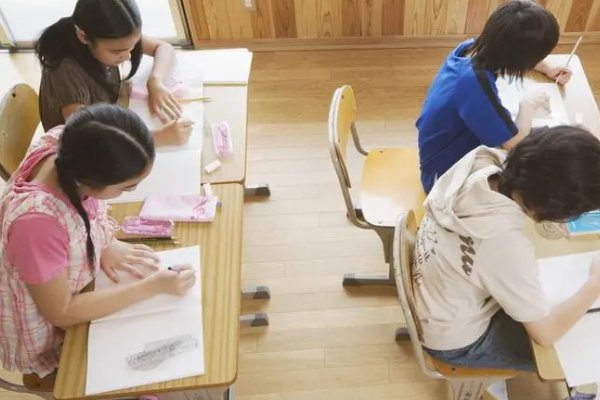 再接再厉与再接再励有什么区别?