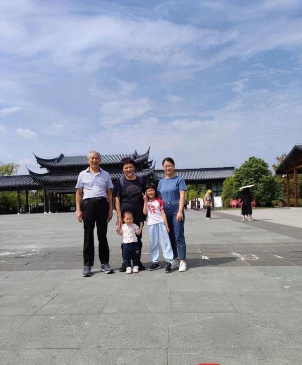 女子半夜拍蚊子走出158步吓坏母亲 这是咋情况？（图）