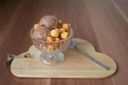 广东一麦当劳员工将无人领取的冰淇淋倒回机器，员工的行为是否合理？