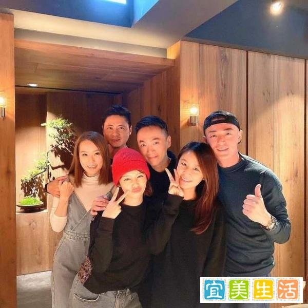 林心如与闺蜜开心聚会，霍建华紧挨妻子笑开颜，夫妻感情好