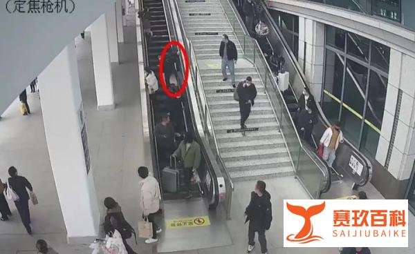 惊险一幕!女子用扶梯运送行李箱砸伤旅客,致其胳膊当场脱臼!
