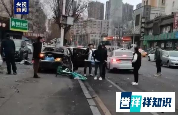 一轿车冲入人行道，致3死2伤！张某（男，26岁），已被控制！