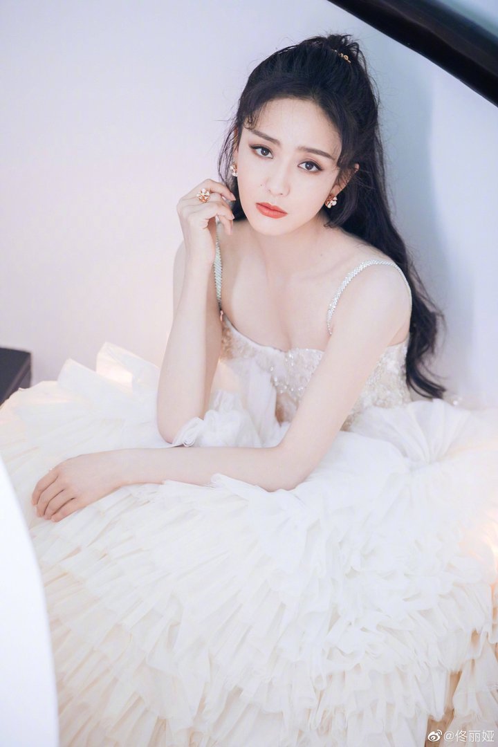 37岁的佟丽娅自称主持春晚压力很大，你怎么看呢？