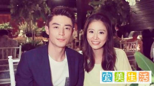 林心如与闺蜜开心聚会，霍建华紧挨妻子笑开颜，夫妻感情好