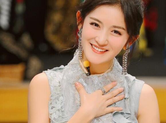 谢娜产后复出,直播首秀感谢赵丽颖,她们此前有过哪些交集?