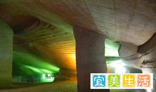 河水被染成黑色当地环保回应：煤炭可净化水质 河水不受影响