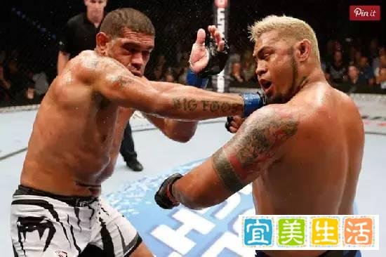 “大脚”席尔瓦VS马克-亨特二番战敲定UFC193上演