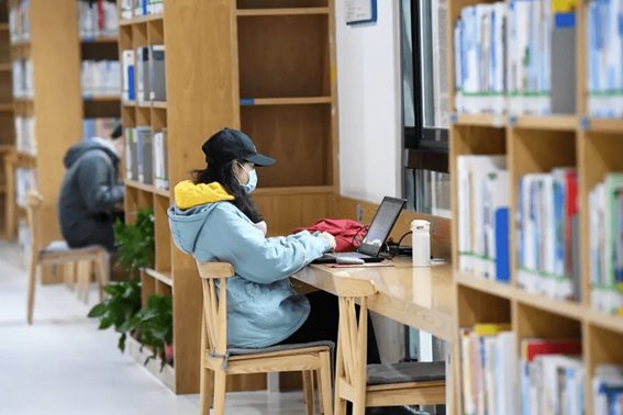 左手号右手鼓打一字打一成语