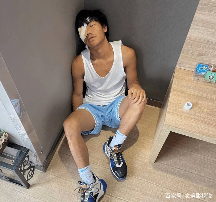 知名网红当街打架被警察带走,本人缠纱布受重伤,混乱场面曝光,你怎么看?
