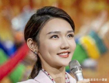 央视主持人龙洋晒近照，身材单薄似纸片人，纤细腰肢仅有巴掌大，你怎么看?