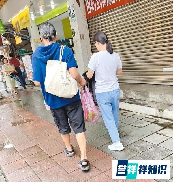 51岁曾宝仪和男友现身灵堂,同居19年未婚未育,男友头发都白了