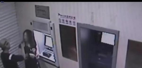 “有本事打死我！”辽宁女子银行取钱遇劫匪，因拒交2000块，被当场一枪爆头