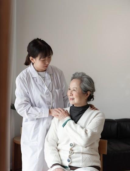 老人送医生钻石被拒后又送翡翠戒指，医生感动不已