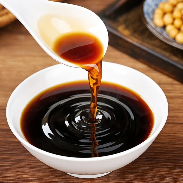 醋放久了会生白,为了防止其生白,最好在醋内加一些黄酒后再掺入少许