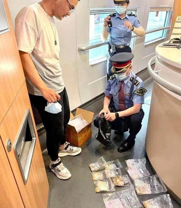 整整2公斤!郑州高铁车长捡到价值百万黄金