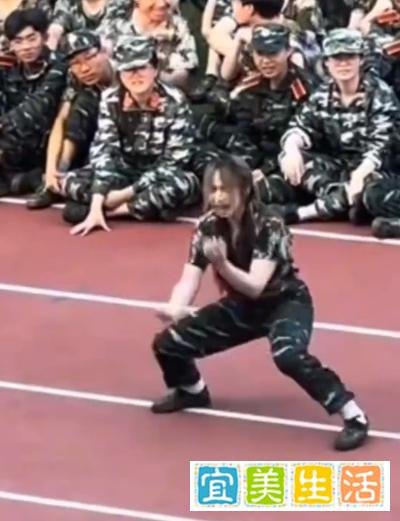 女生军训表演武术一声吼震慑全场!网友:太飒了!
