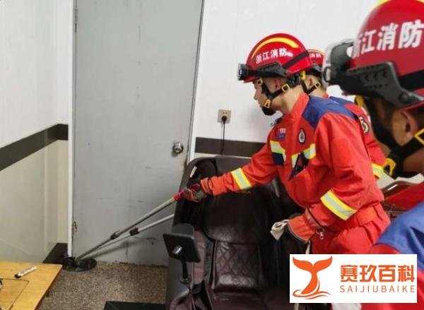 阿姨听到敲门声 开门一看是条眼镜蛇