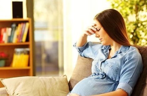 男子霸占产科沙发,多名孕妇站一旁!看到这一幕你有哪些想说的?
