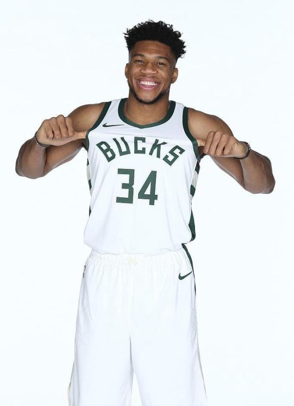 凤凰体育：NBA史上最大合同！字母哥续约雄鹿5年2.28亿美元！