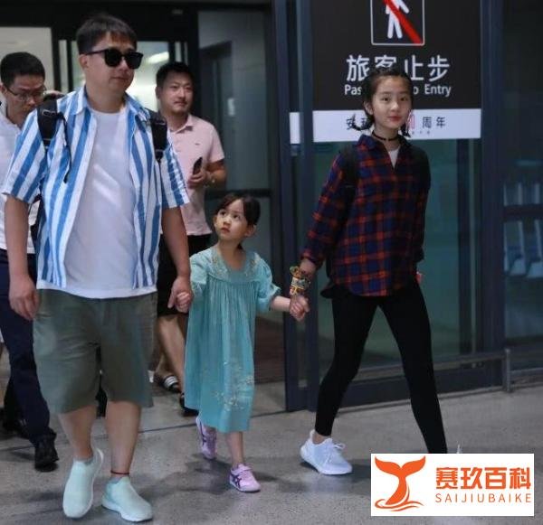 黄磊带女儿走机场，多多格子衫配蝎子辫很时髦，多妹穿蓝裙好呆萌