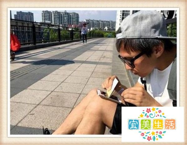 怎样学邓超天桥给手机正确贴膜