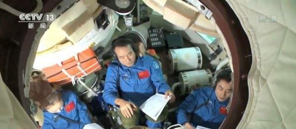 3位航天员太空出差都带了什么