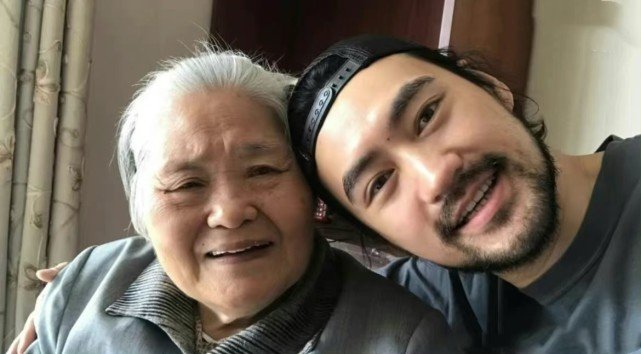 袁弘分享一则记录视频悼念外婆,他是如何悼念外婆的?