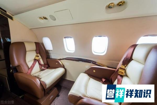 空姐服务头等舱旅客时要蹲着，会觉得委屈吗