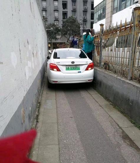 “硬照鬼才”沈腾，一见就想笑？不知道我的室友更加魔幻吧？