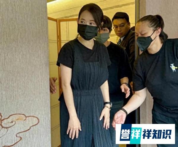 51岁曾宝仪和男友现身灵堂，同居19年未婚未育，男友头发都白了