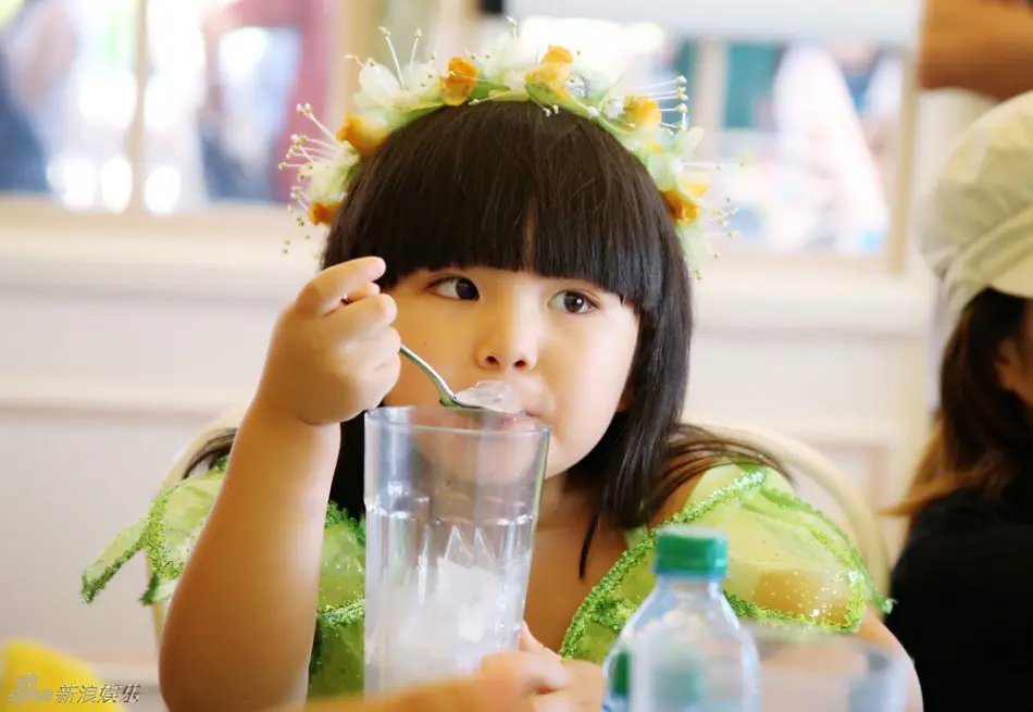 王岳伦晒女儿迪士尼游玩照，王诗龄现在出落得怎么样了？