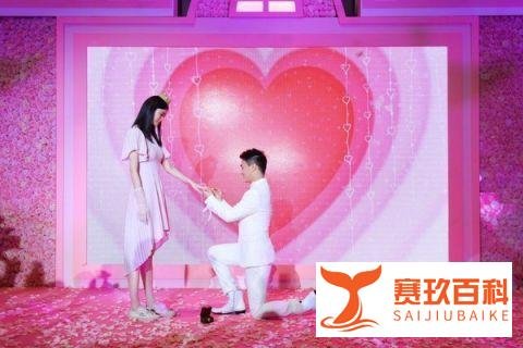 奚梦瑶参加戛纳红毯,身材性感高挑好迷人!3个细节或证明已怀孕