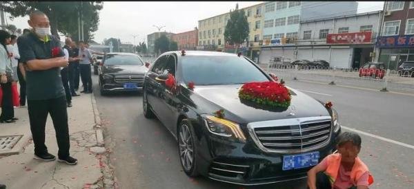 接亲礼花散落一地，环卫工拦婚车不让走！接亲人最后扫干净了