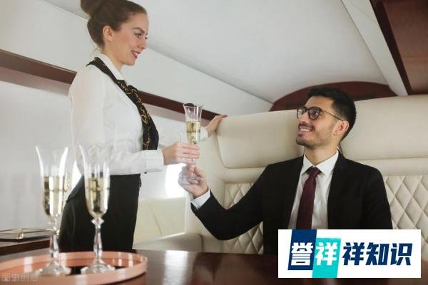 空姐服务头等舱旅客时要蹲着，会觉得委屈吗