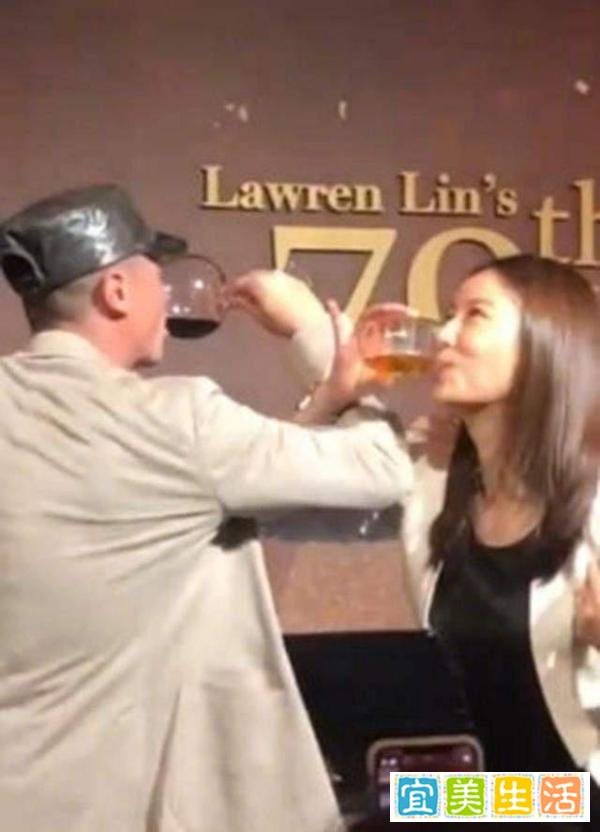 林心如与闺蜜开心聚会，霍建华紧挨妻子笑开颜，夫妻感情好